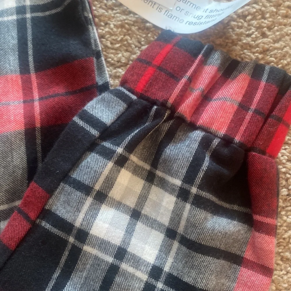 NWT Gap flannel plaid pajama bottoms. Size 6. Christmas